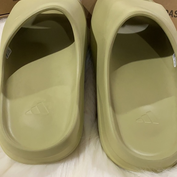 Adidas Resin Men’s Yeezy Slides - Picture 6 of 8